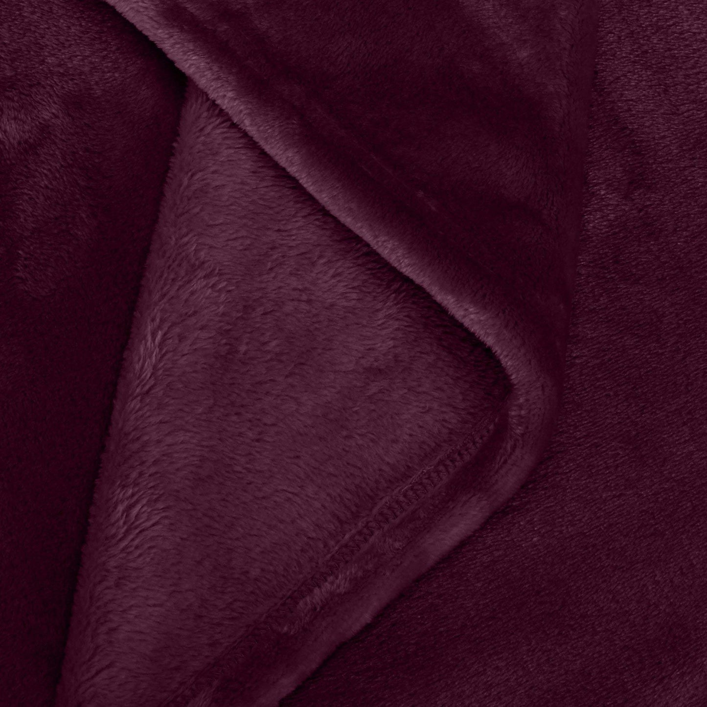Amazon Basics Manta arrullo no calefactable, Hecha de Felpa de Terciopelo Suave, 168 x 229 cm, Color Berenjena